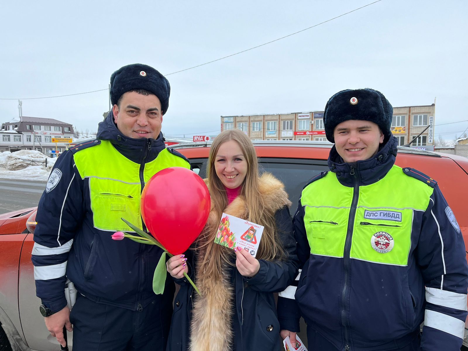 Сотрудники ГИБДД в Верхнем Услоне провели акцию «Цветы для автоледи»