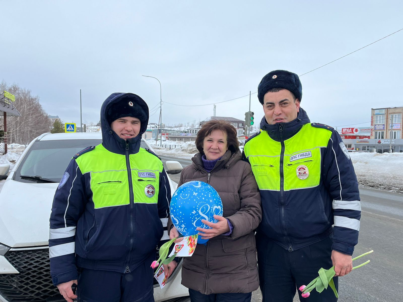 Сотрудники ГИБДД в Верхнем Услоне провели акцию «Цветы для автоледи»