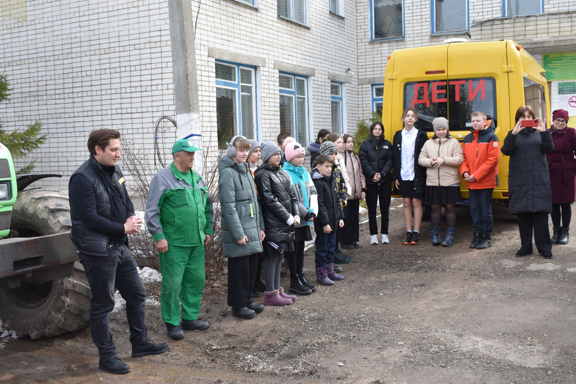 Руководство компании «Красный Восток Агро» передало Матюшинской школе трактор