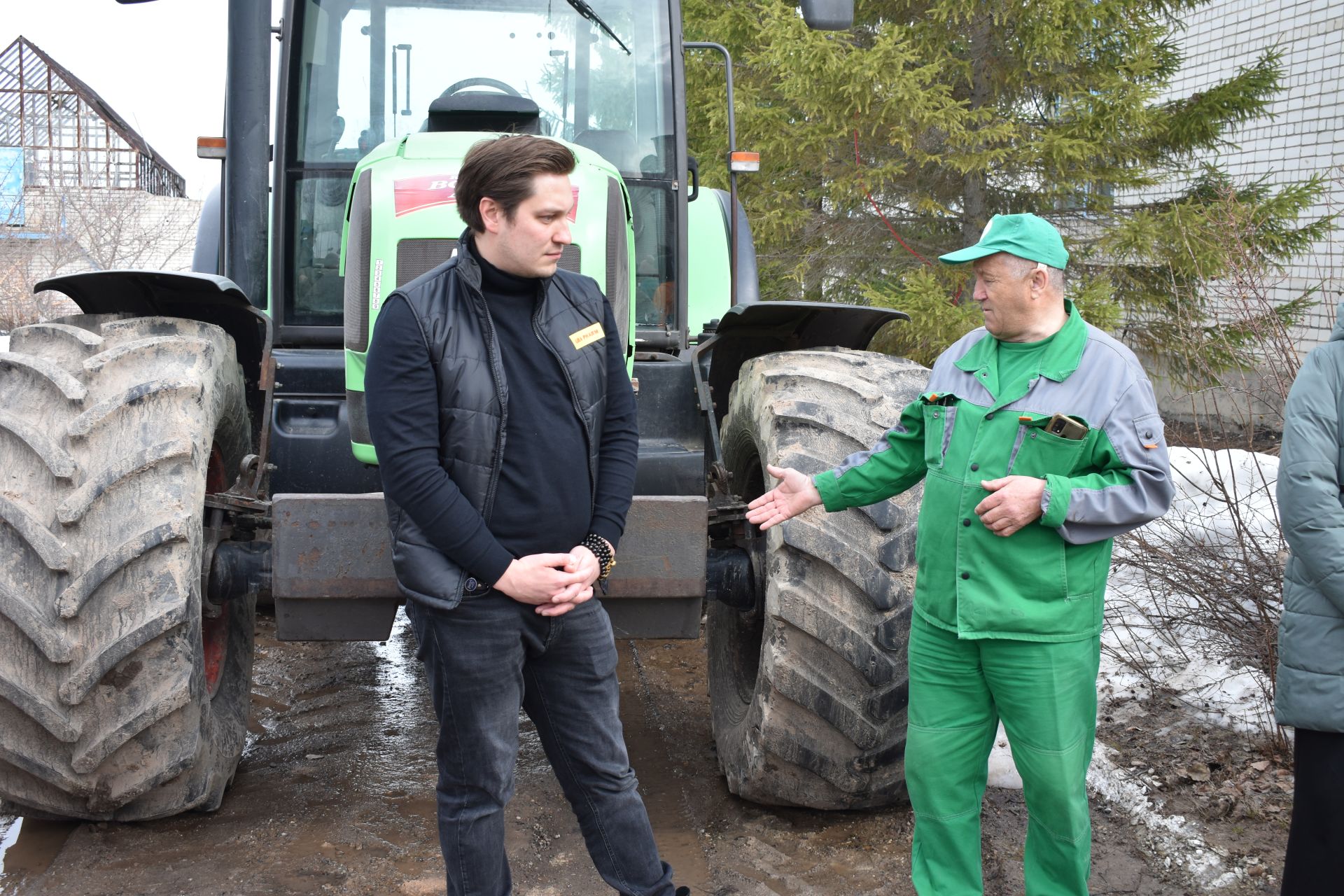 Руководство компании «Красный Восток Агро» передало Матюшинской школе трактор