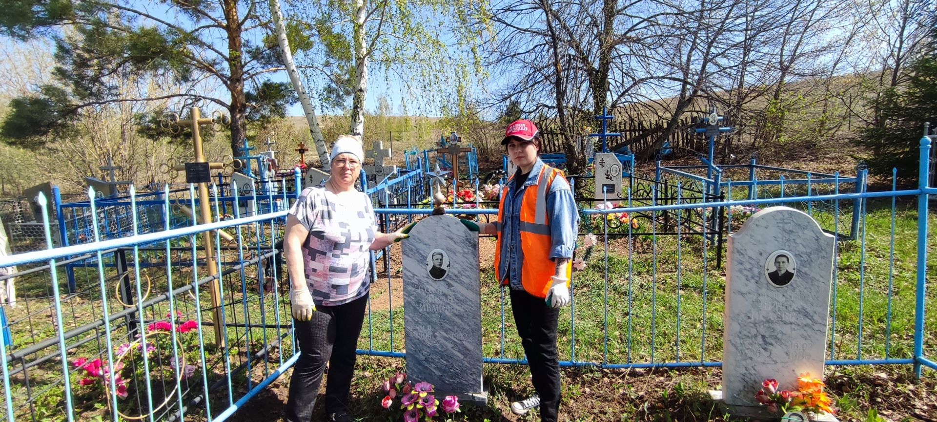 В Соболевском волонтеры навели порядок на могилах ветеранов Великой Отечественной войны