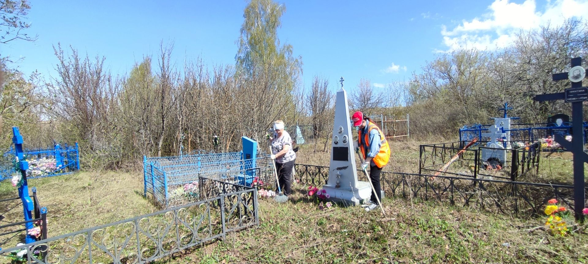 В Соболевском волонтеры навели порядок на могилах ветеранов Великой Отечественной войны