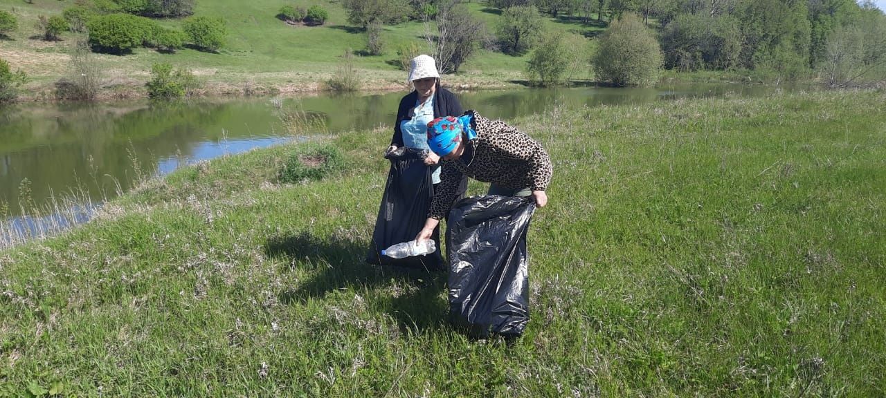 В Кильдееве провели уборку береговой зоны плотины