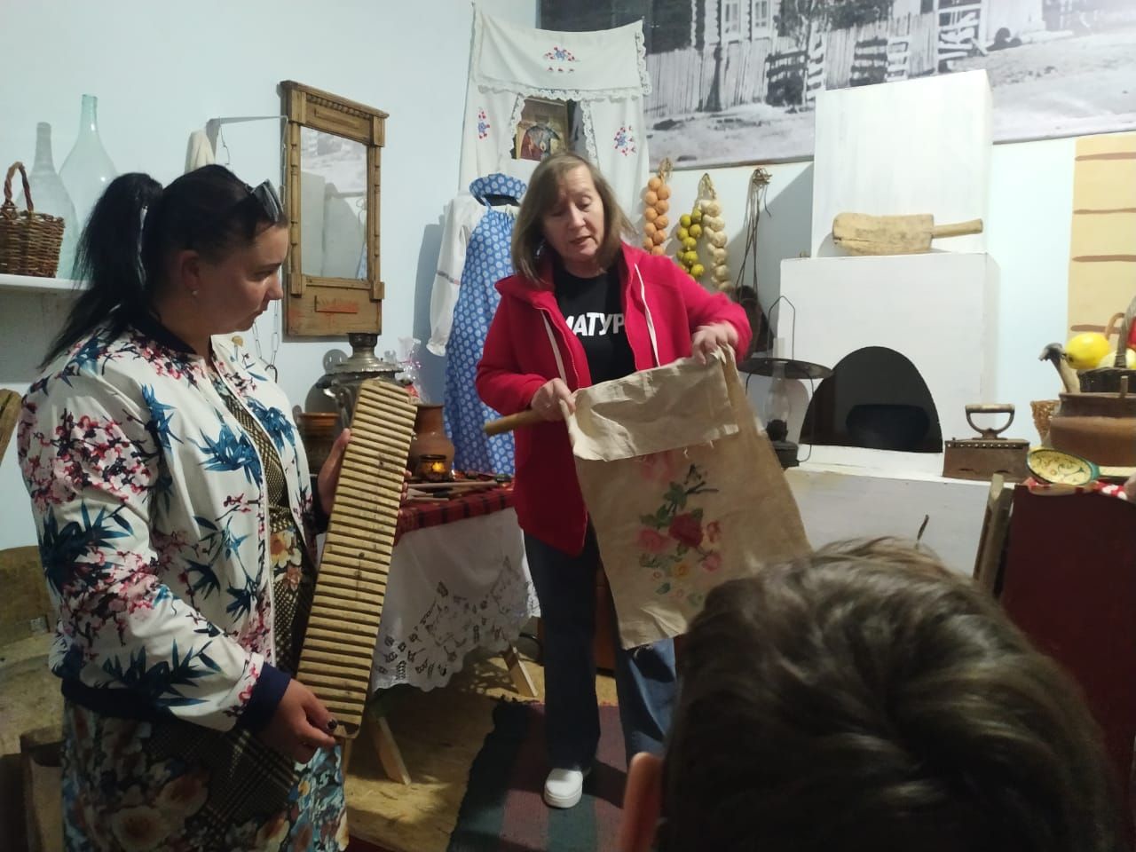 Участники клуба «Разноцветный мир» познакомились с предметами быта русской избы