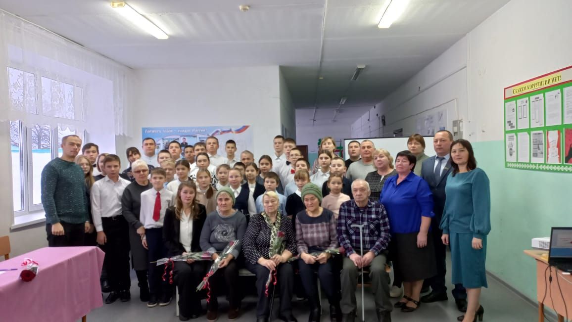 В Октябрьской школе открыли уголок, посвященный Году защитника Отечества
