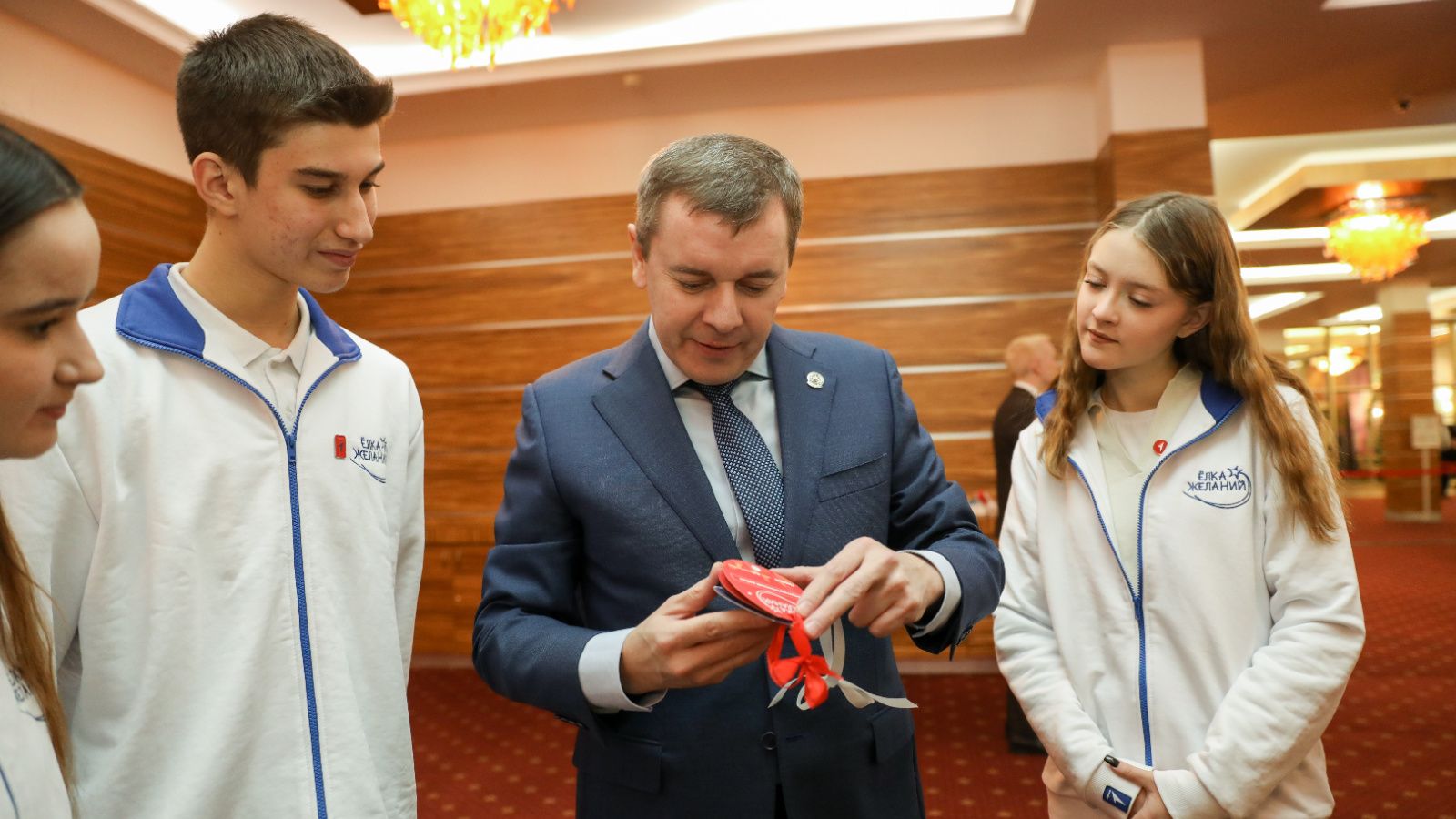 Марат Зяббаров исполнил желания детей из Татарстана на «Елке желаний»