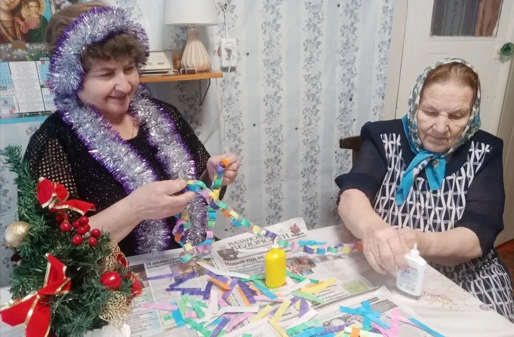 Соцработники принесли новогоднее настроение пожилым людям на дом