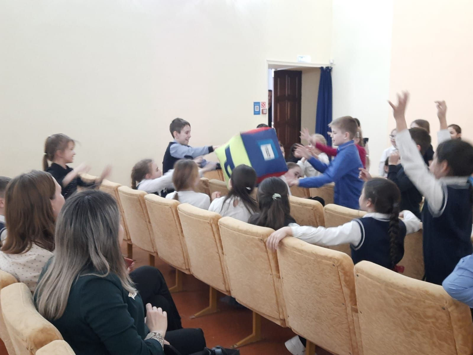 В Верхнем Услоне гимназистам показали спектакль по БДД