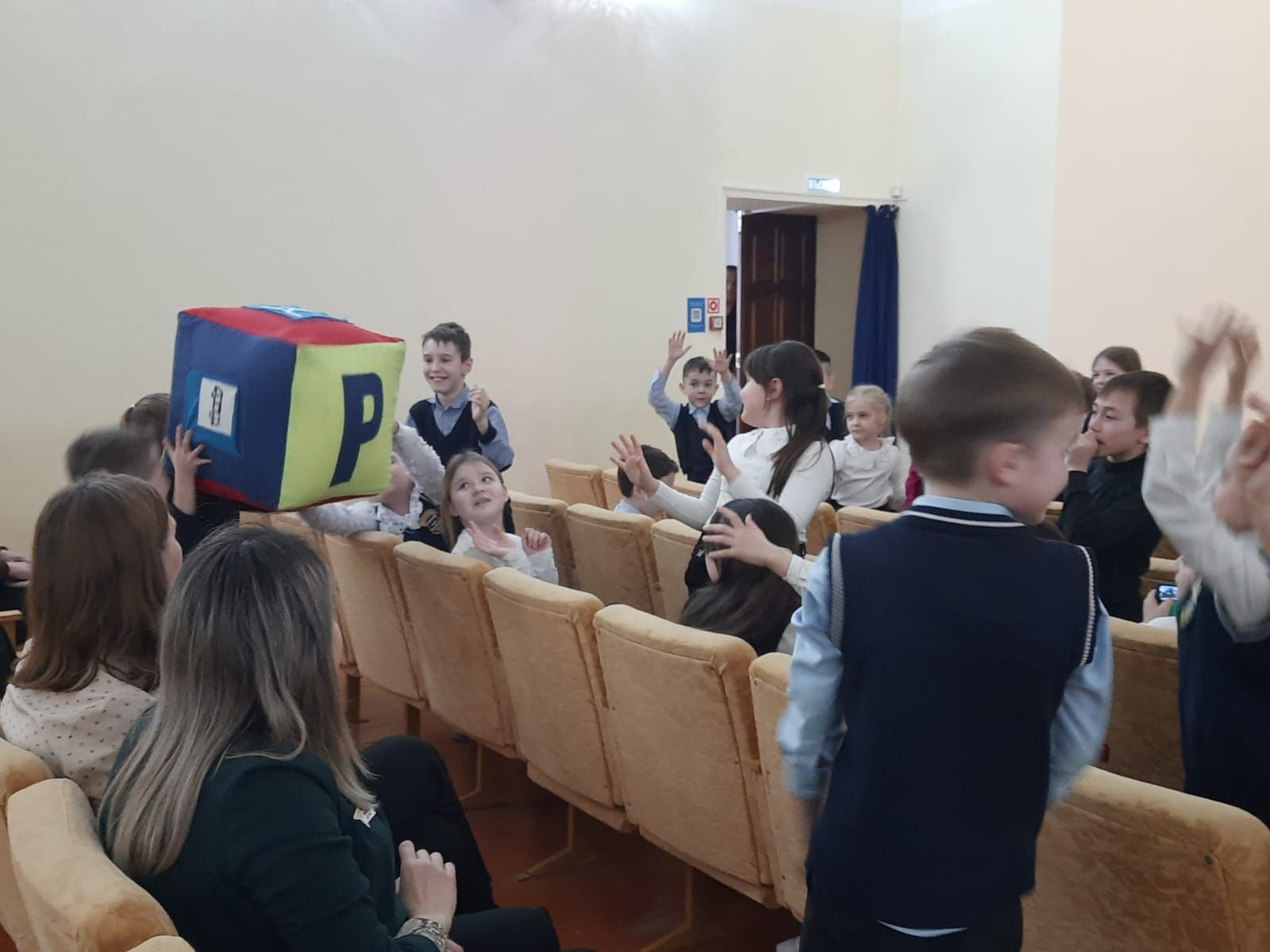 В Верхнем Услоне гимназистам показали спектакль по БДД