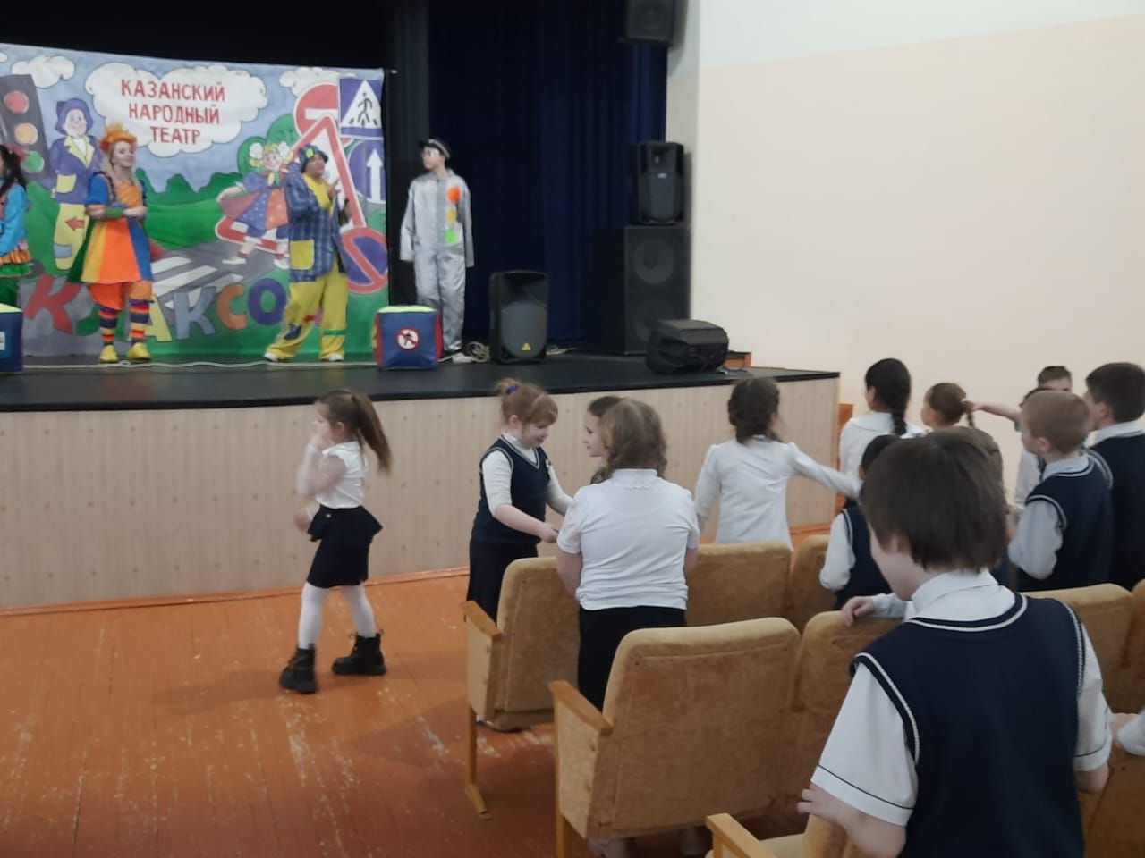 В Верхнем Услоне гимназистам показали спектакль по БДД