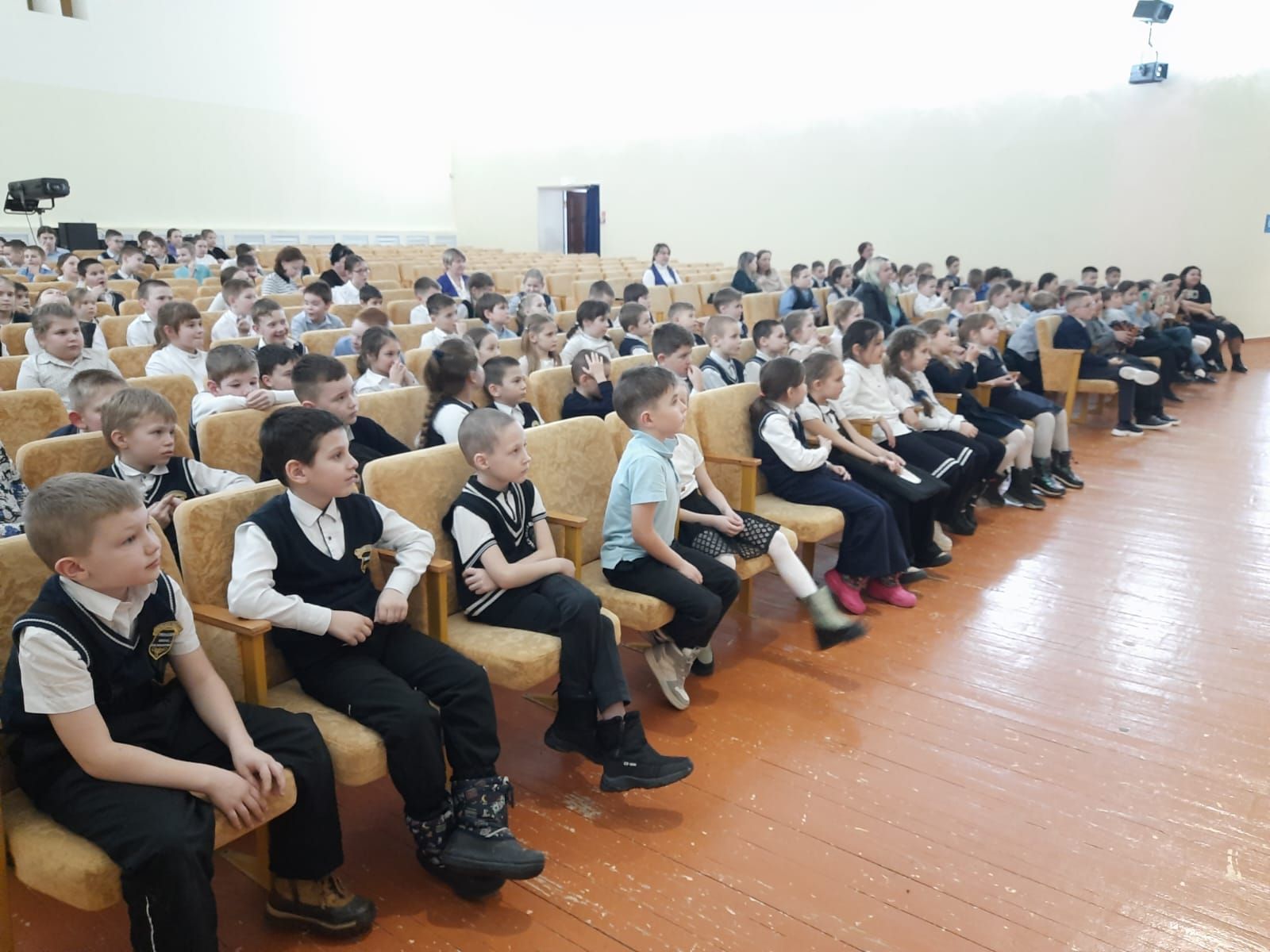 В Верхнем Услоне гимназистам показали спектакль по БДД