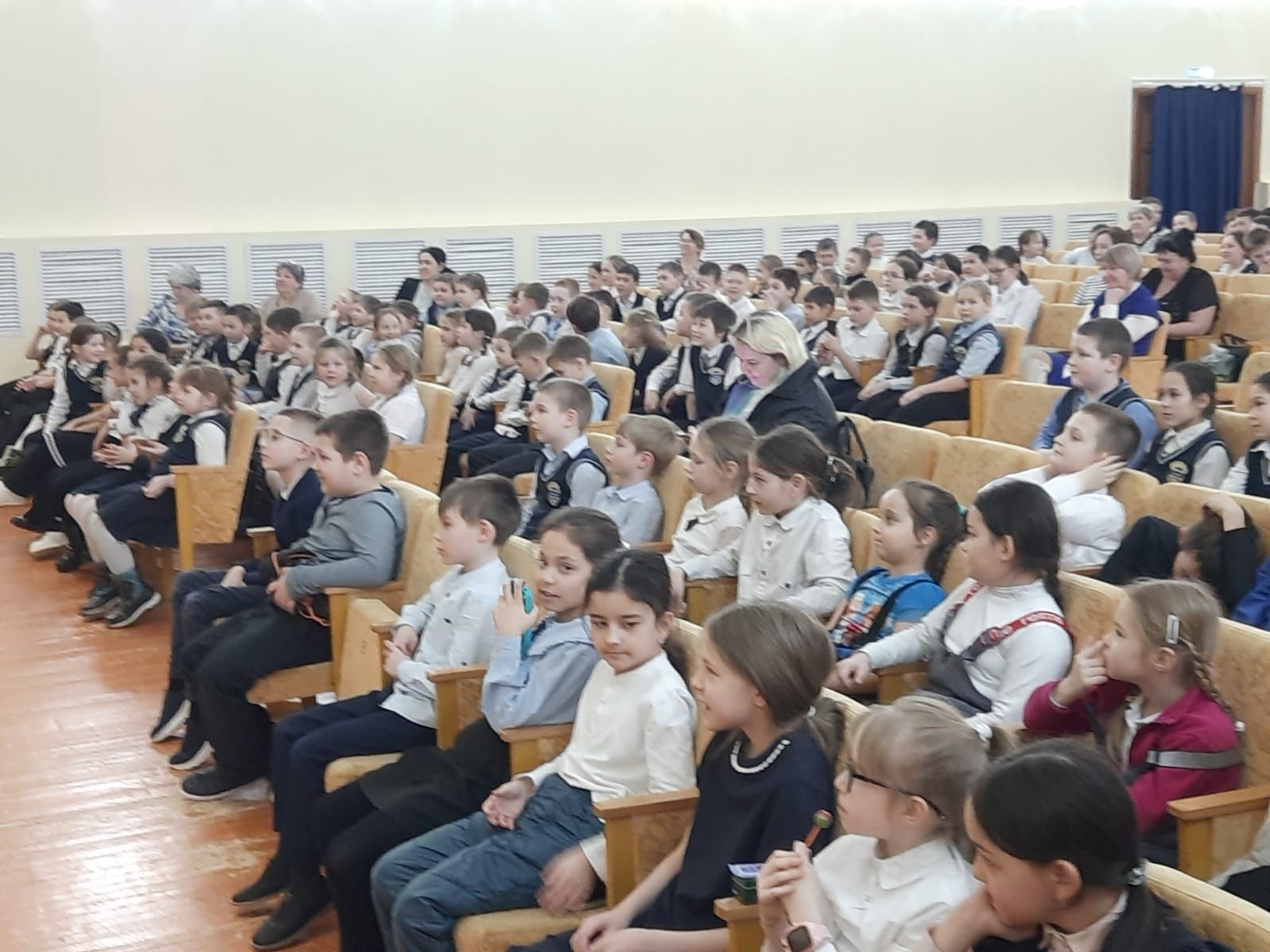 В Верхнем Услоне гимназистам показали спектакль по БДД