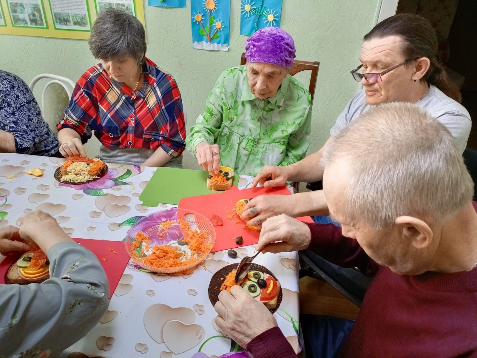 Мастер-класс по фуд-арту: пожилые люди создали весёлые бутерброды