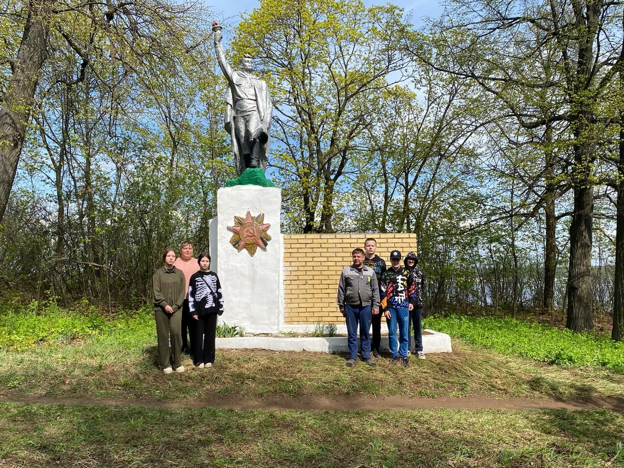 Субботник в Печищах: память в чистоте и порядке
