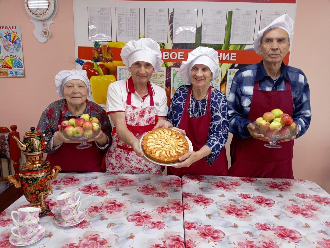 «Яблочная шарлотка» объединила участников кулинарного кружка