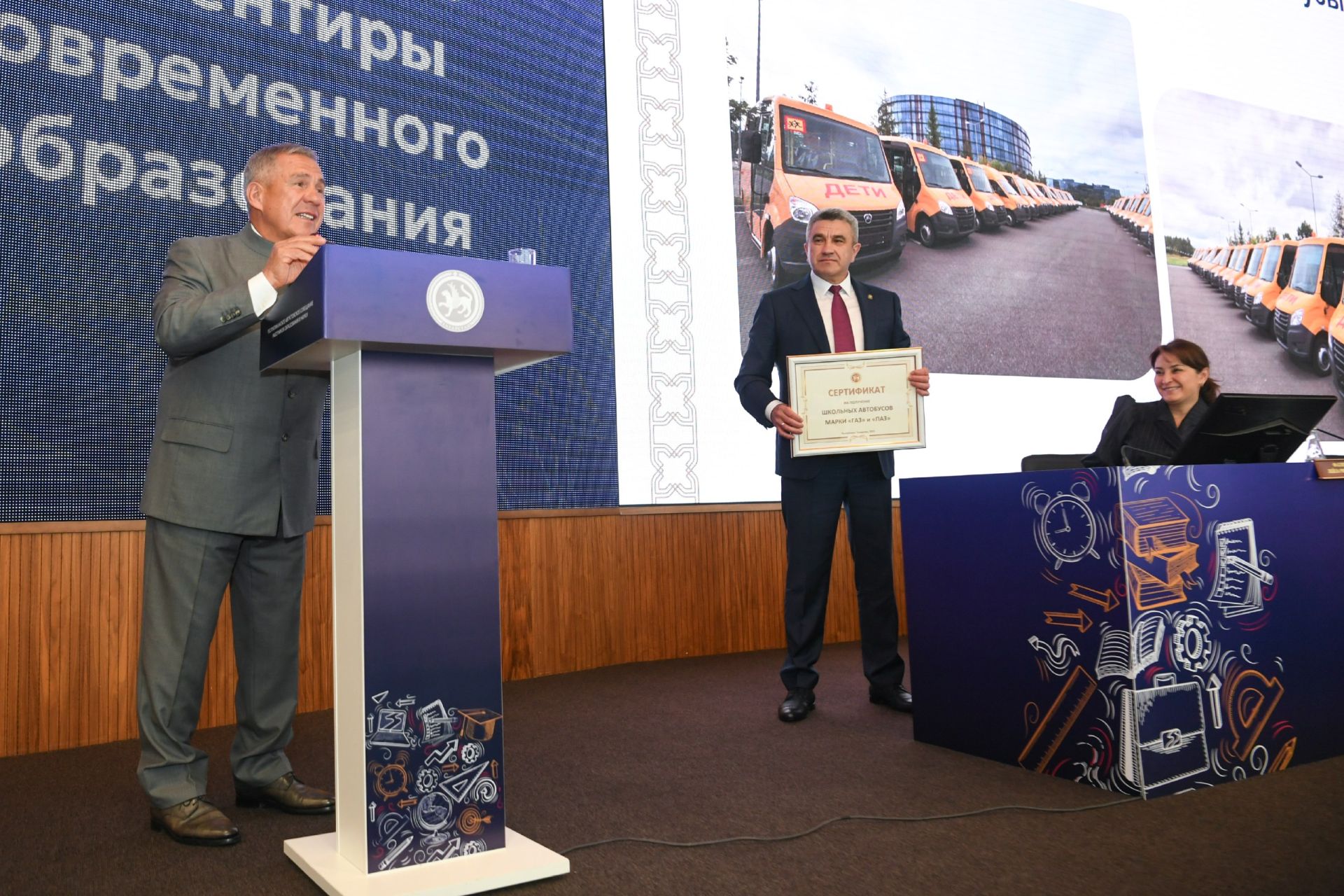Раис РТ вручил сертификат на школьный автобус школе Верхнеуслонского района