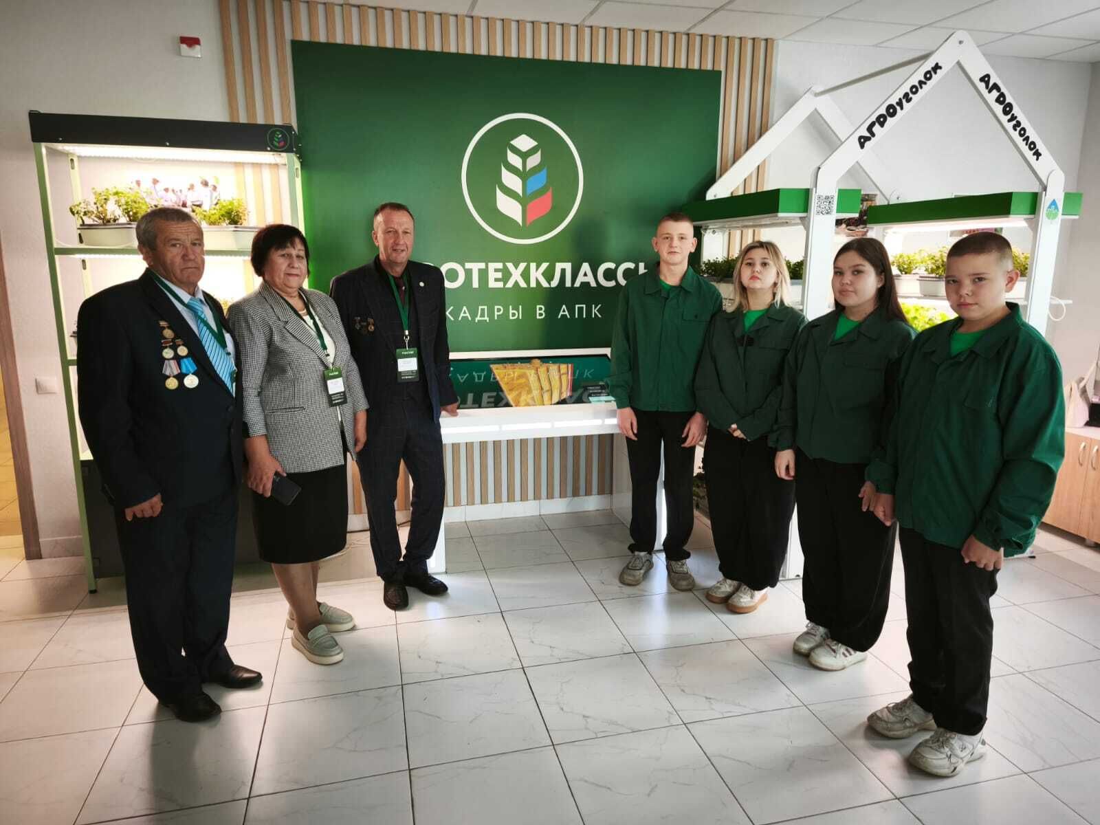 Салат для министра: как матюшинские школьники покорили аграрный форум