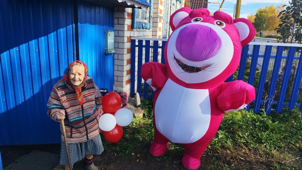 Коргузинские культработники поздравили поэтессу с днем рождения