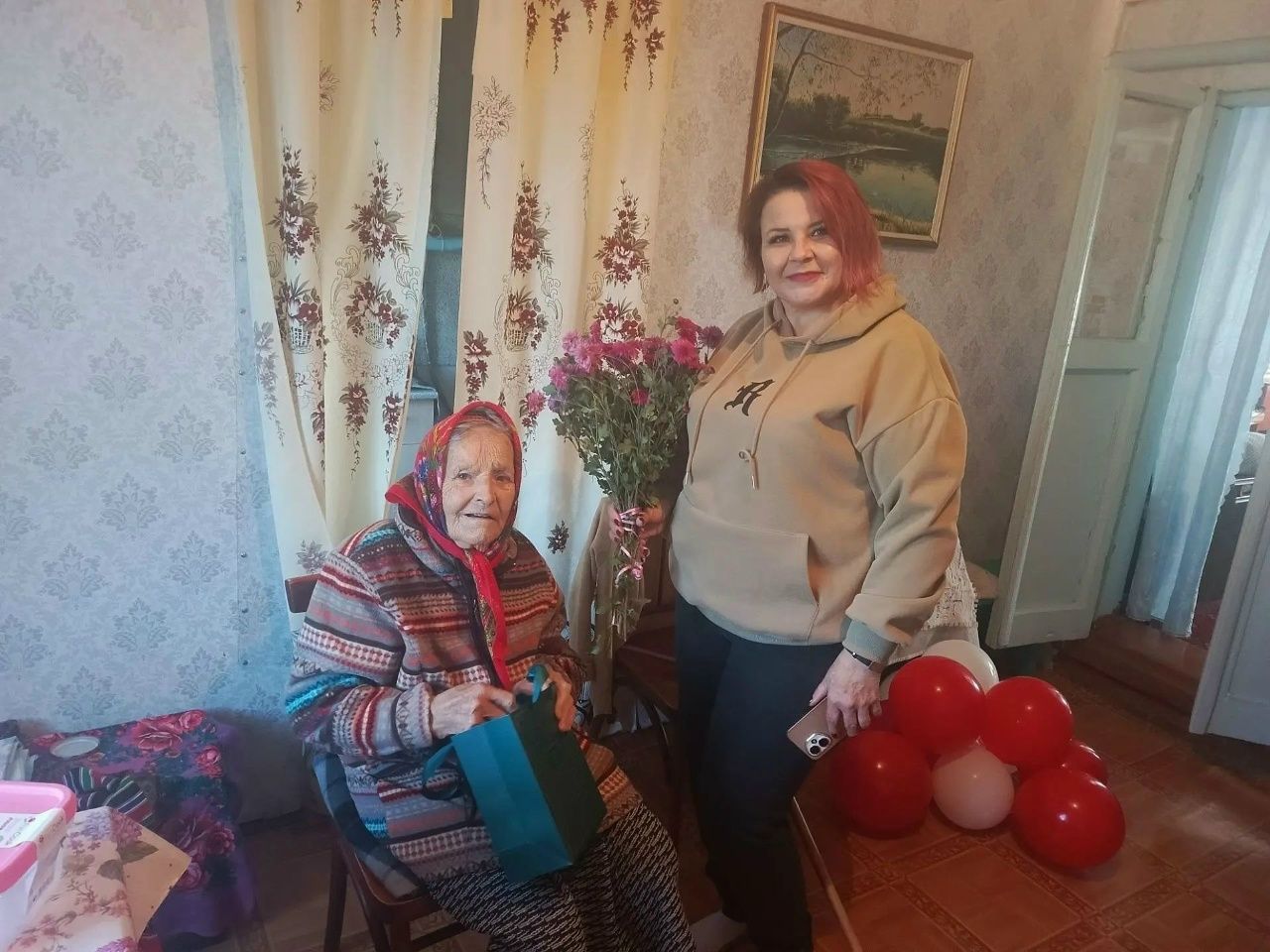 Коргузинские культработники поздравили поэтессу с днем рождения