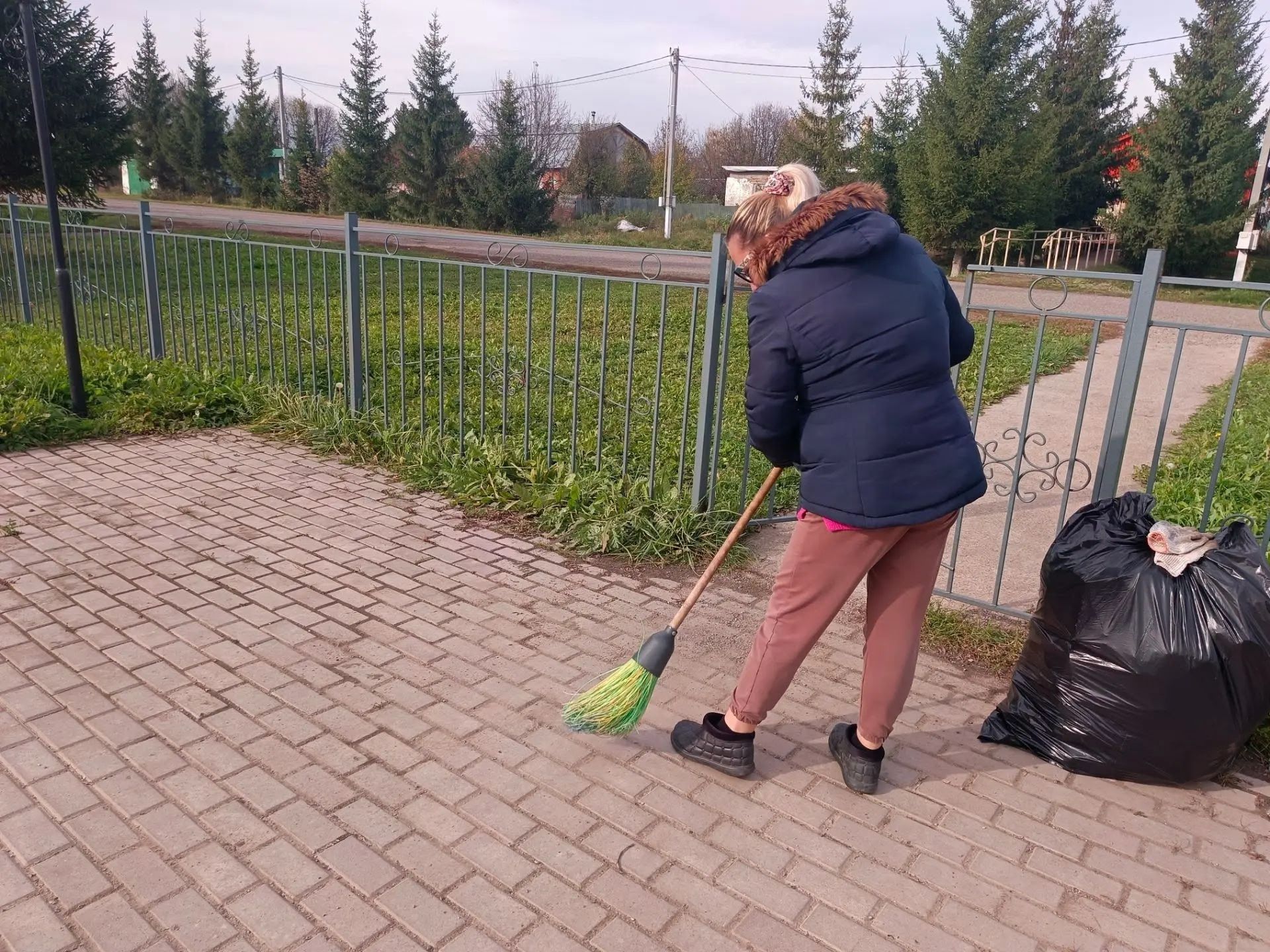 В Ямбулатове прошел субботник у Дома культуры и мемориала