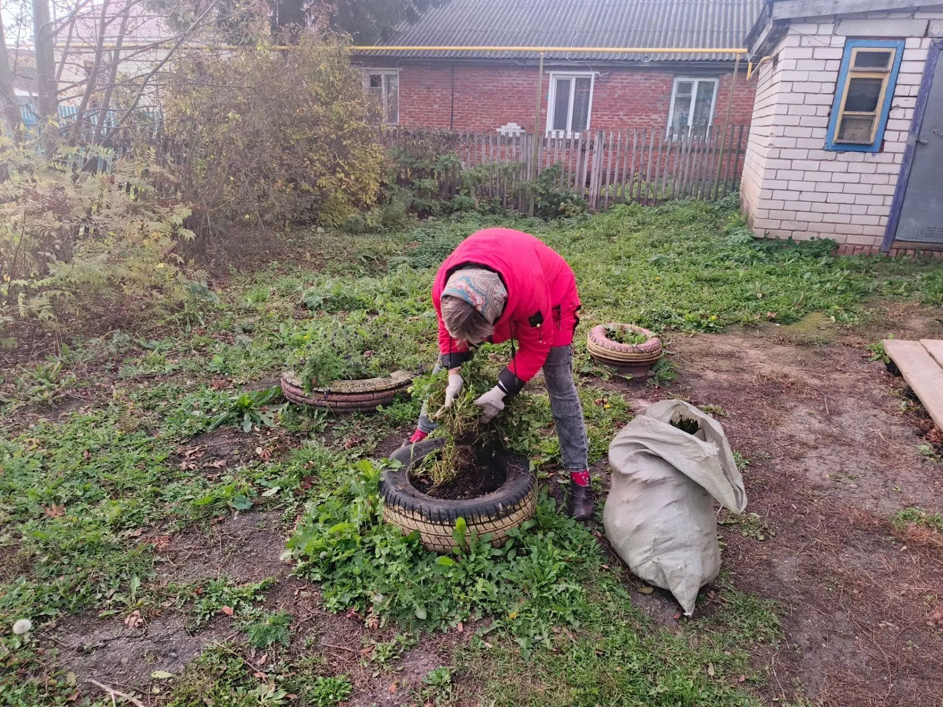 В Ямбулатове прошел субботник у Дома культуры и мемориала