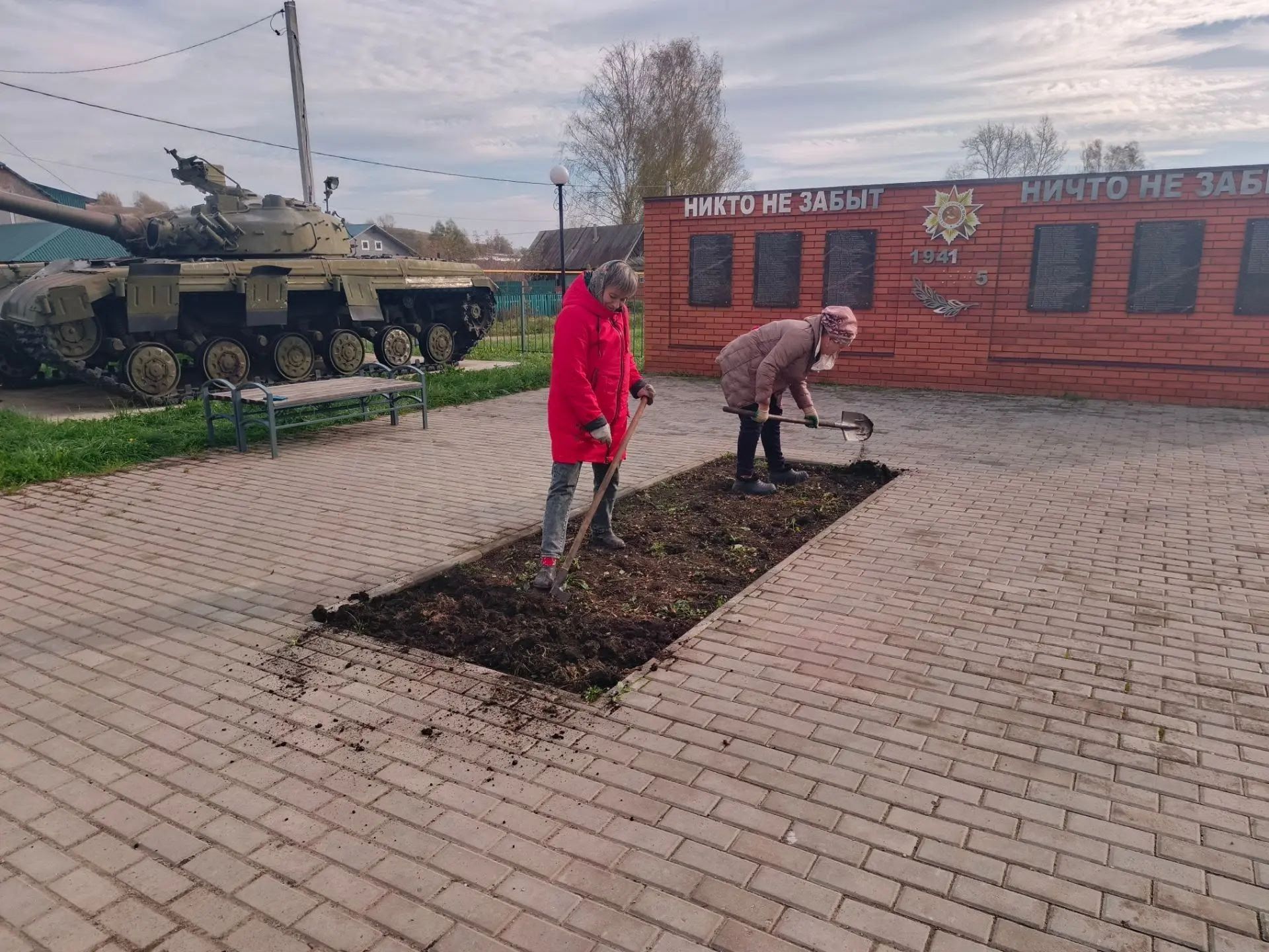 В Ямбулатове прошел субботник у Дома культуры и мемориала