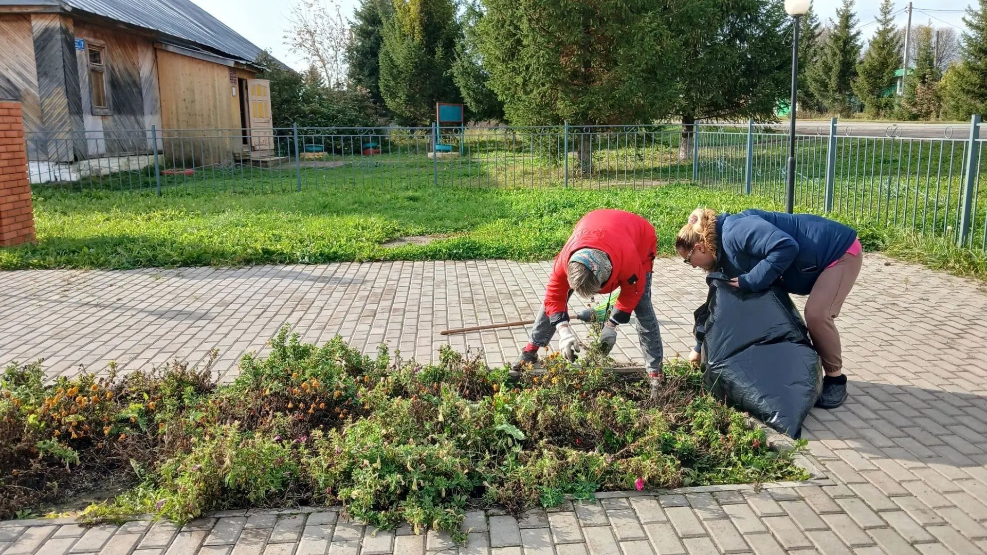 В Ямбулатове прошел субботник у Дома культуры и мемориала