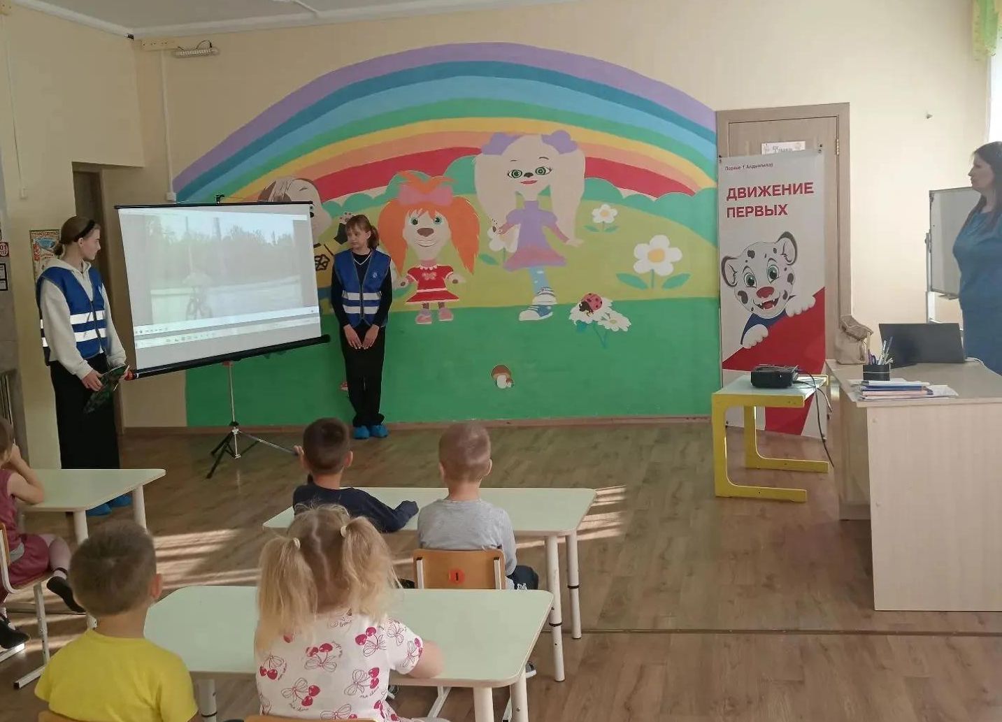 ЮИДовцы подарили фликеры малышам Кураловского детсада
