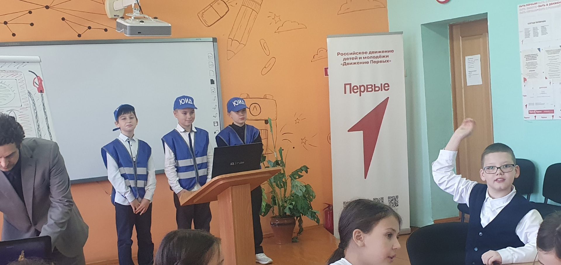 Юные инспекторы движения провели акцию «Засветись!» в школах района