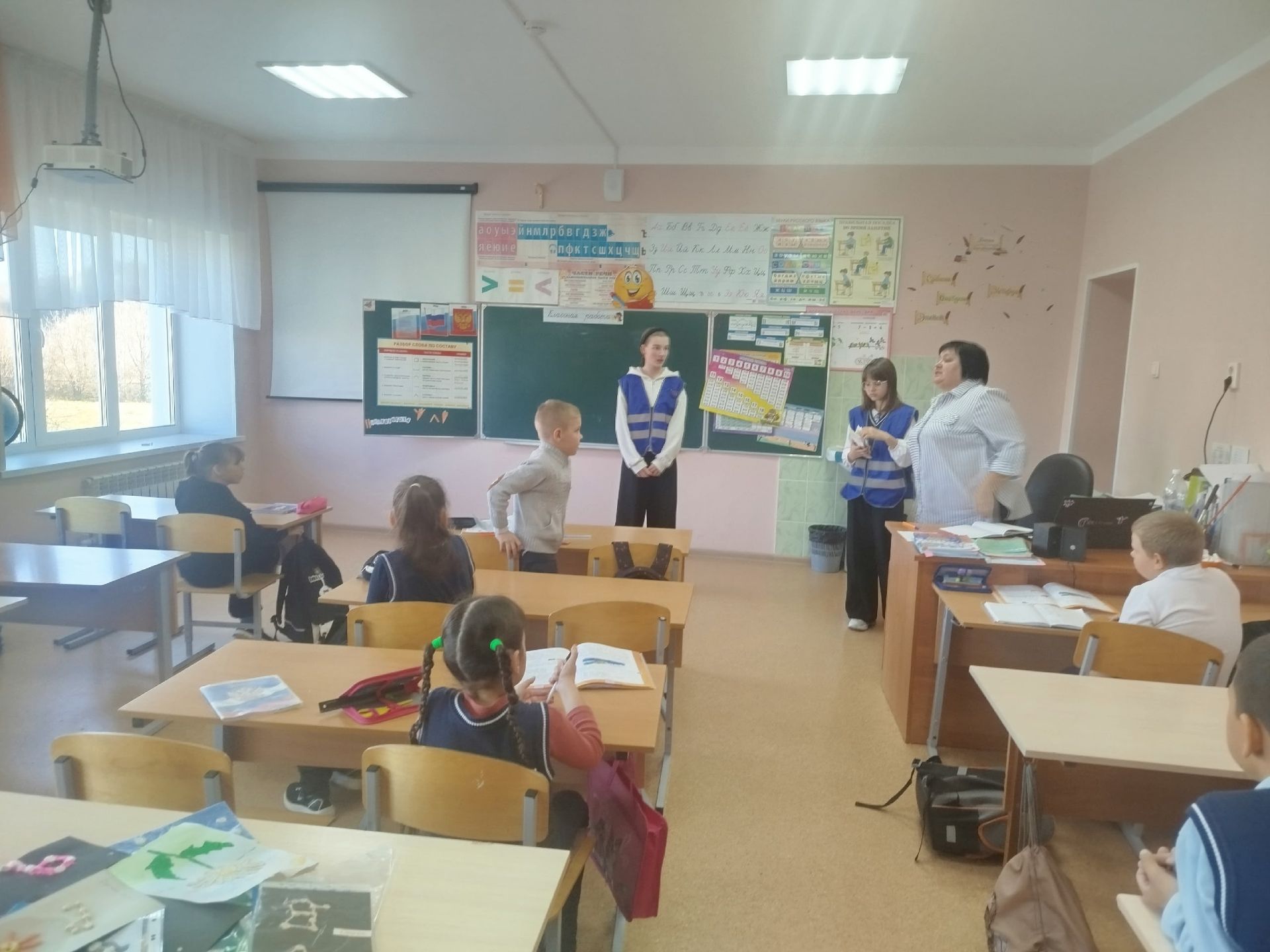 Юные инспекторы движения провели акцию «Засветись!» в школах района