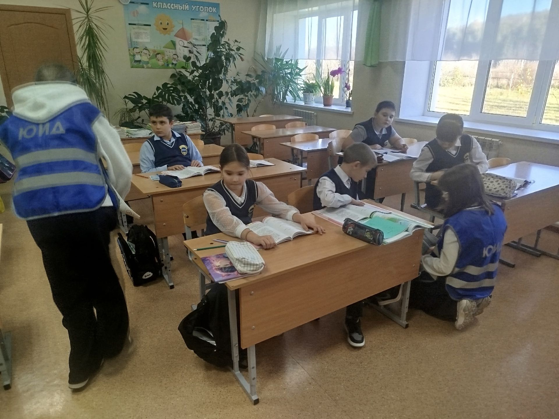 Юные инспекторы движения провели акцию «Засветись!» в школах района
