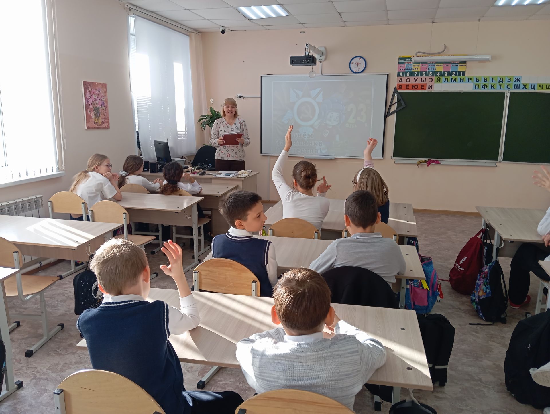 О подвигах, славе и долге: патриотический час для гимназистов