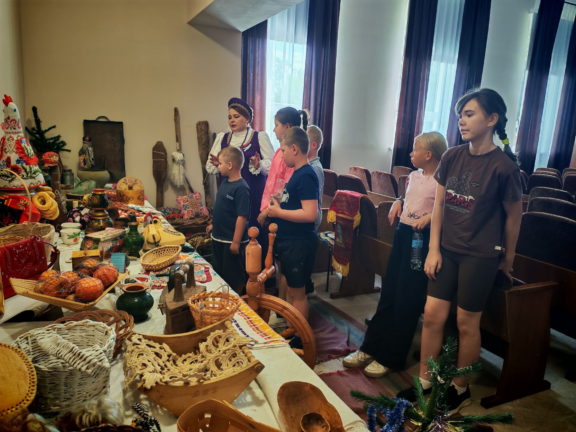 В Коргузе детям показали старинные предметы и напоили чаем из самовара