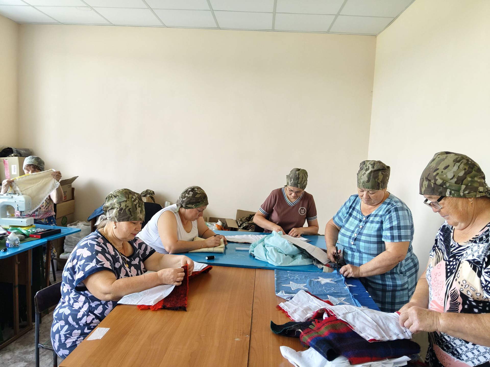Жители Октябрьского шьют лечебные пояса для бойцов в зоне СВО