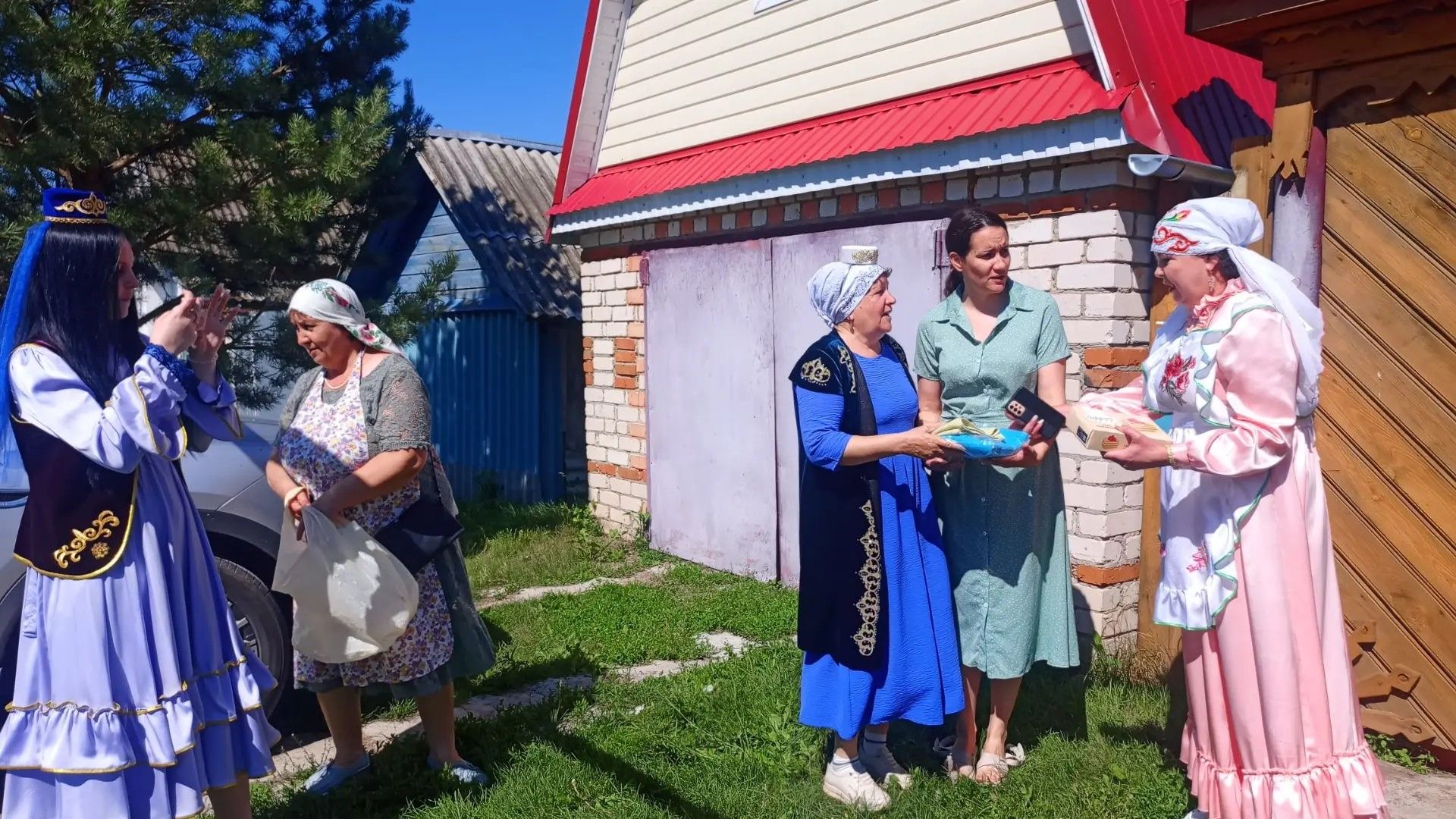 В Макуловском поселении прошло праздничное шествие в честь Года единства народов
