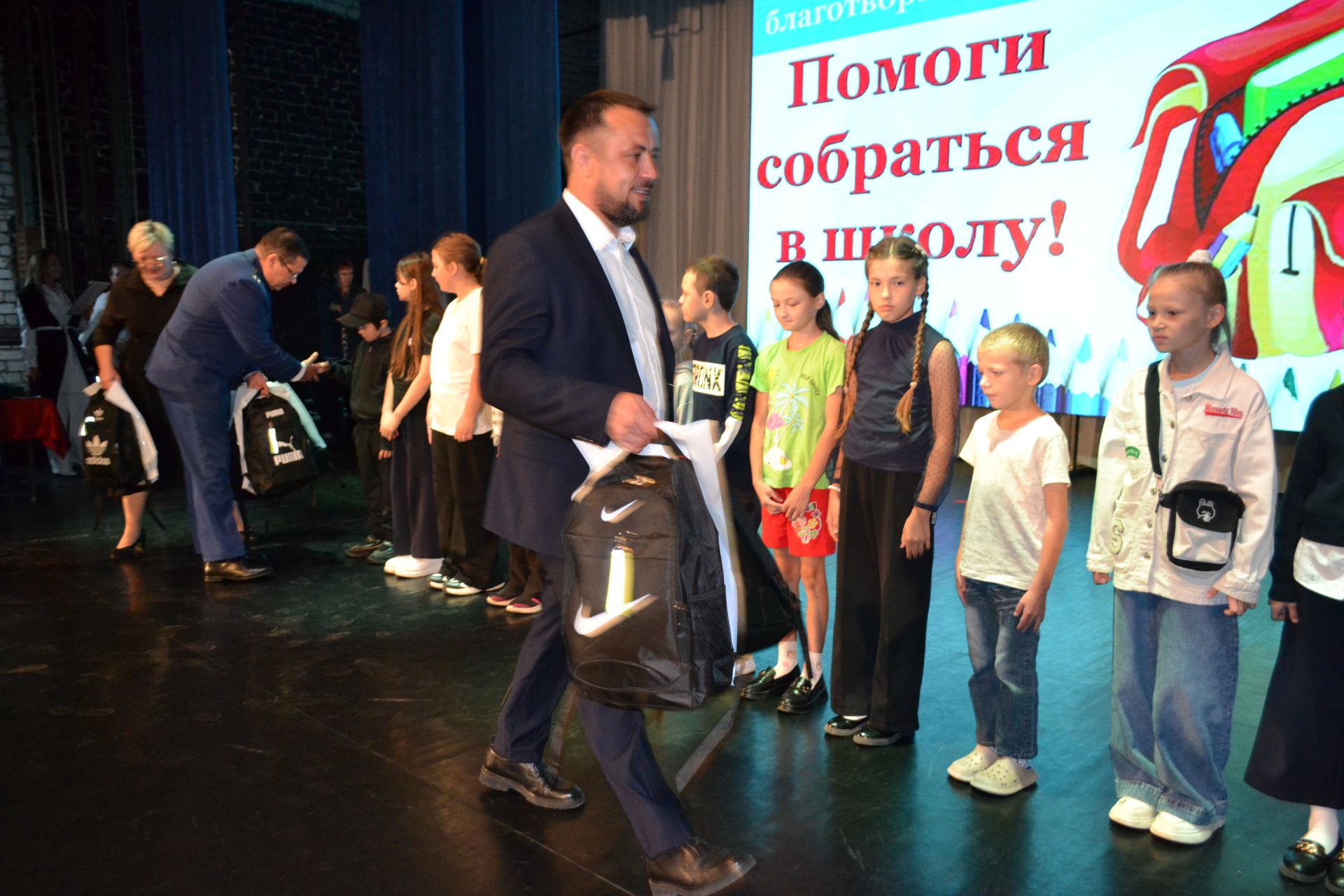 Юбилей добра: 60 верхнеуслонских детей получили в подарок портфели