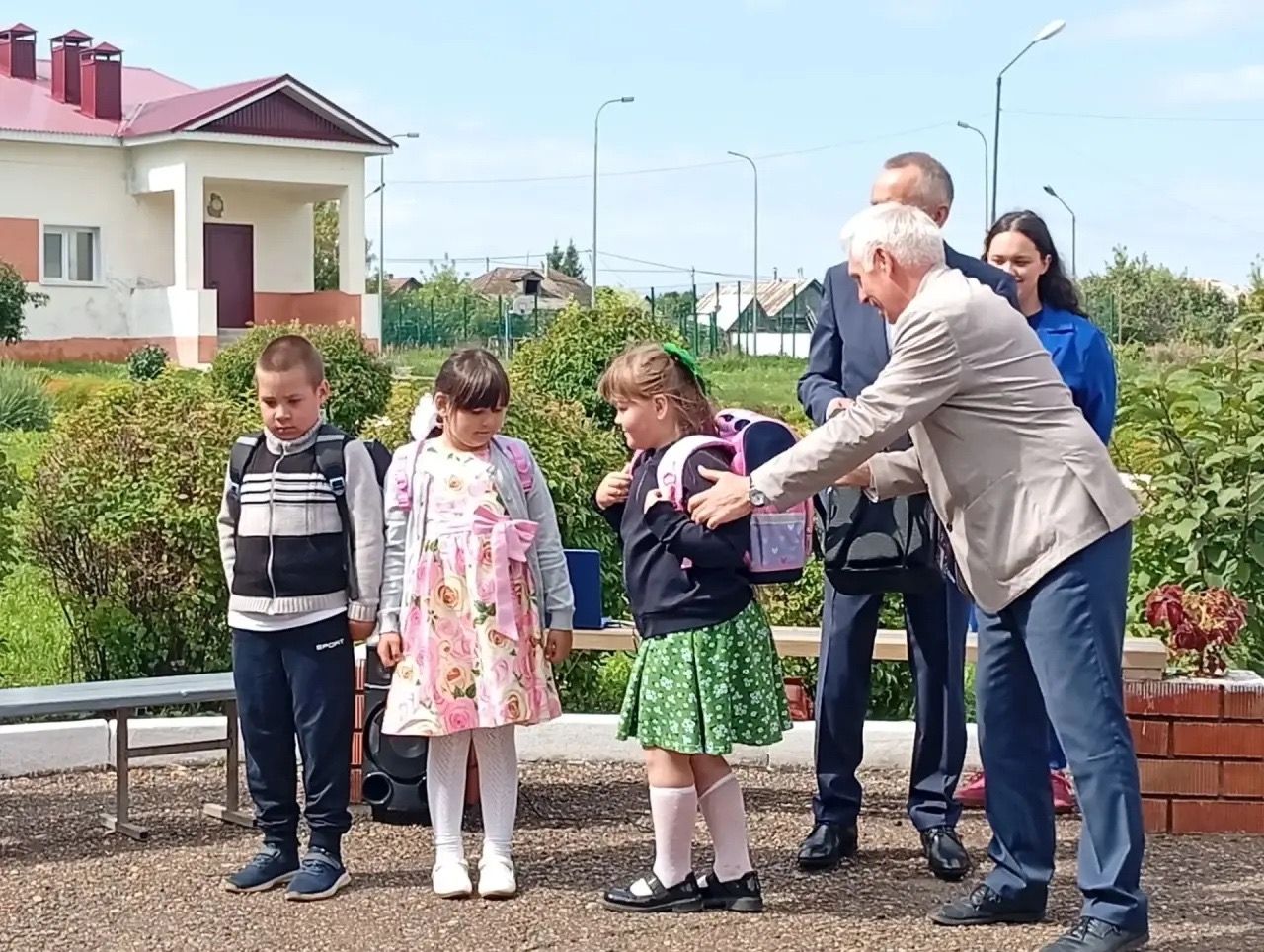 Будущим первоклассникам Верхнеуслонского района вручили портфели в рамках акции