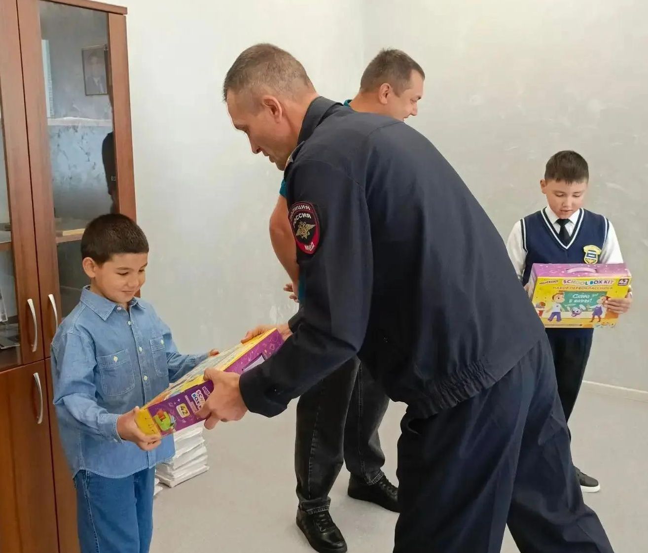 Полицейские Верхнеуслонского района вручили первоклассникам рюкзаки и канцтовары