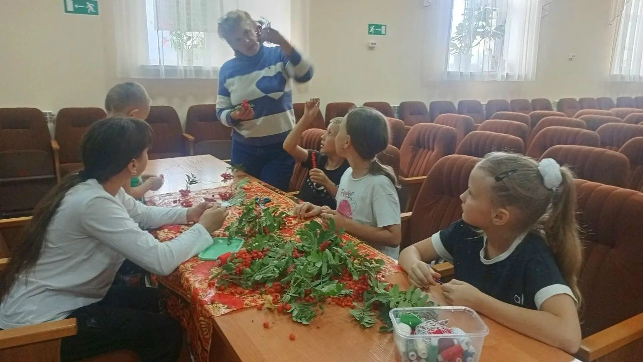 Дети из Макулова сделали рябиновые бусы в честь Дня красоты