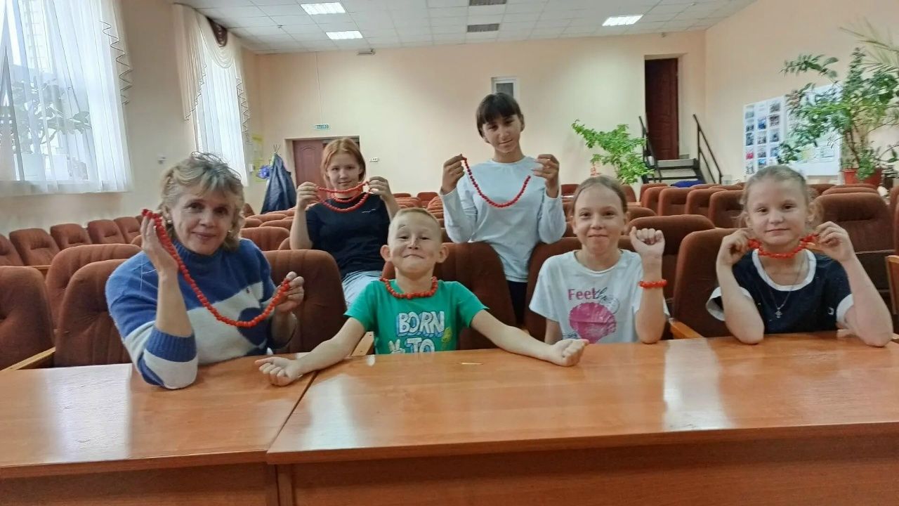 Дети из Макулова сделали рябиновые бусы в честь Дня красоты