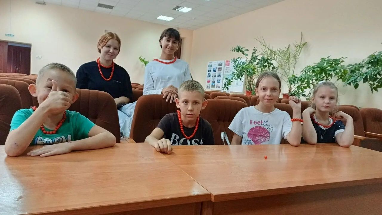 Дети из Макулова сделали рябиновые бусы в честь Дня красоты