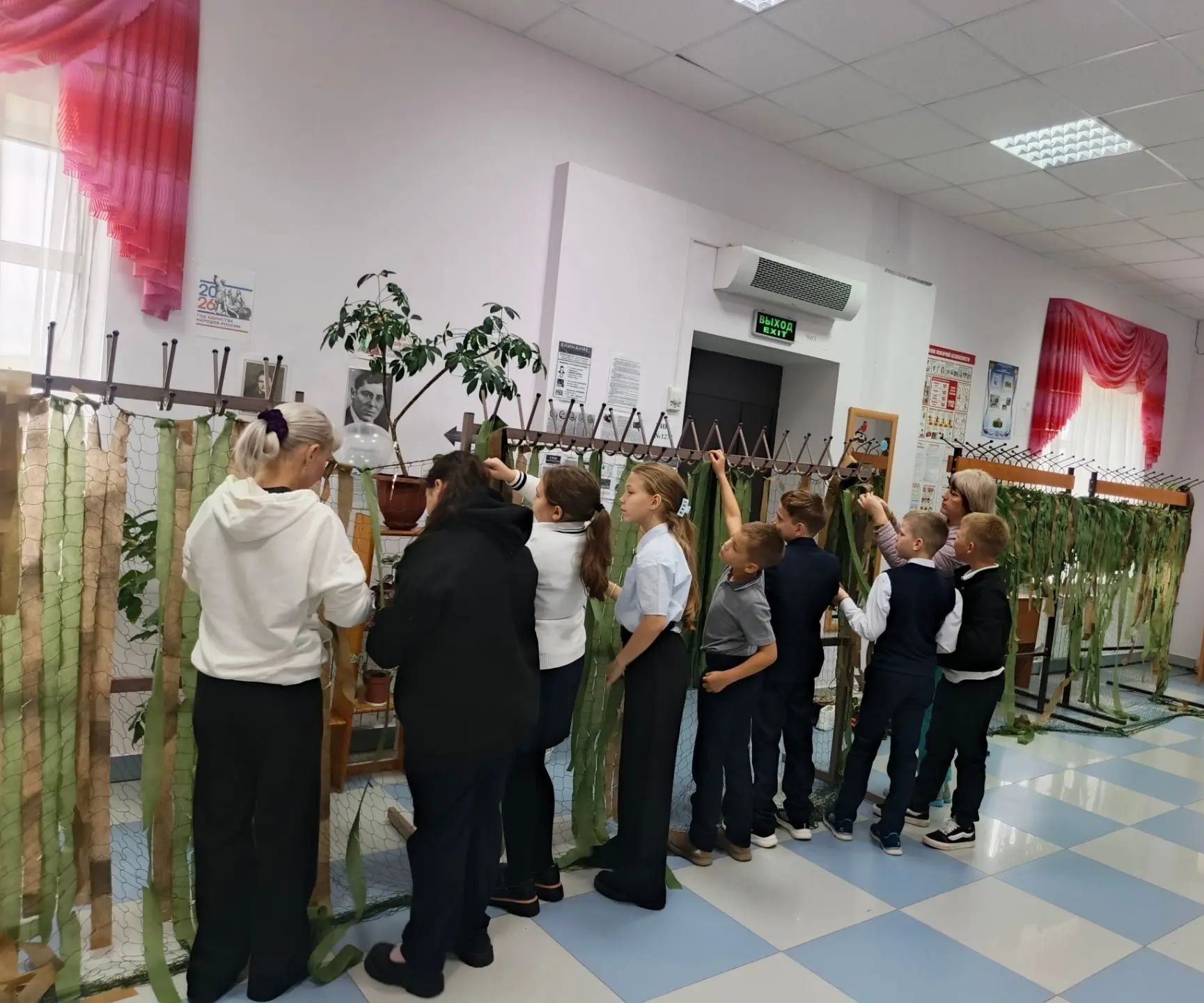 Шеланговские школьники сплели маскировочные сети для бойцов СВО