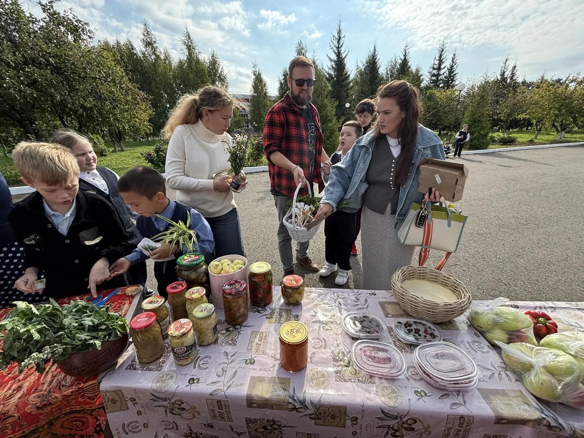 Гимназисты Верхнего Услона собрали более 50 тысяч рублей на ярмарке