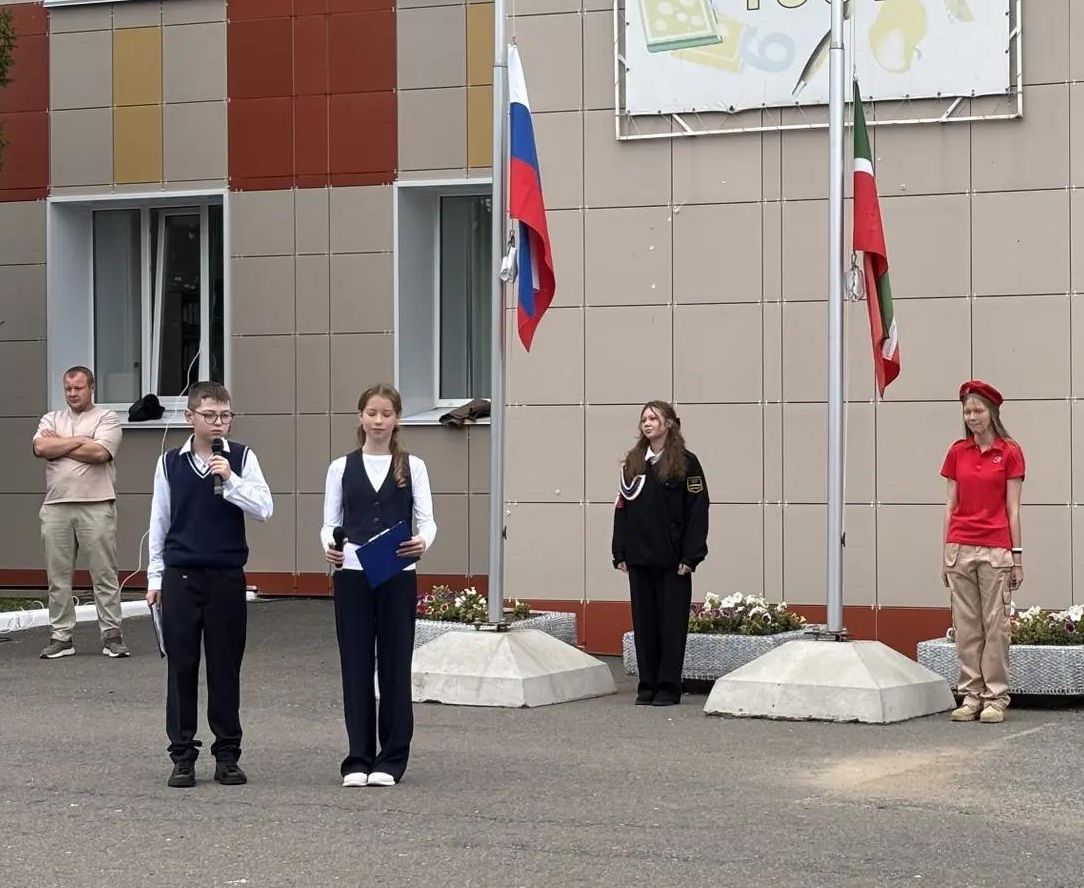 Первый звонок в гимназии: выпускница вернулась в качестве почетного гостя