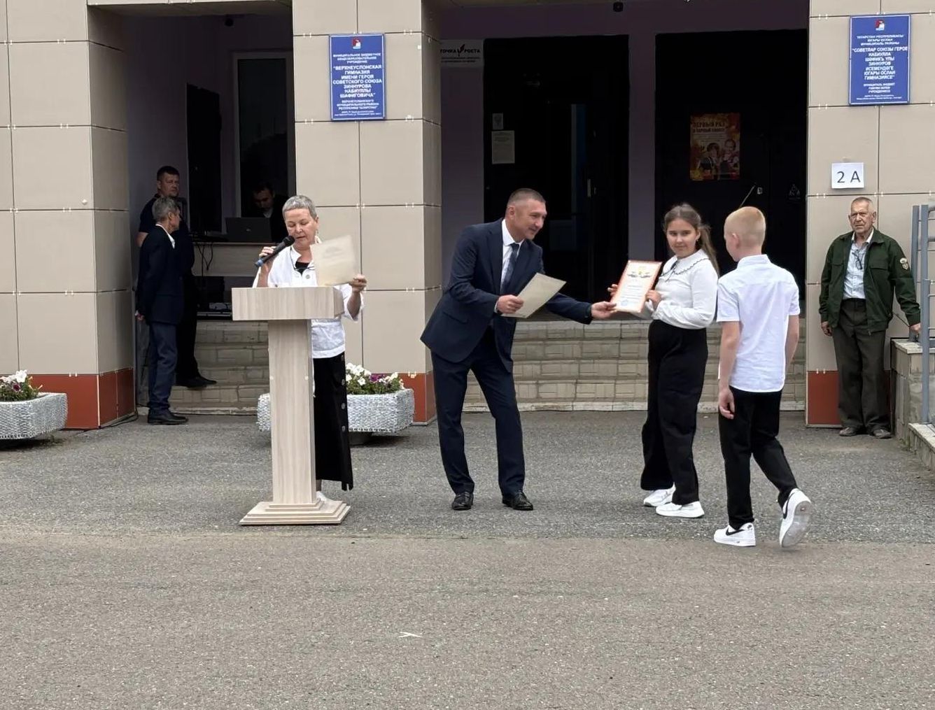 Первый звонок в гимназии: выпускница вернулась в качестве почетного гостя