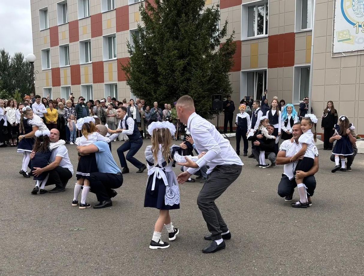 Первый звонок в гимназии: выпускница вернулась в качестве почетного гостя