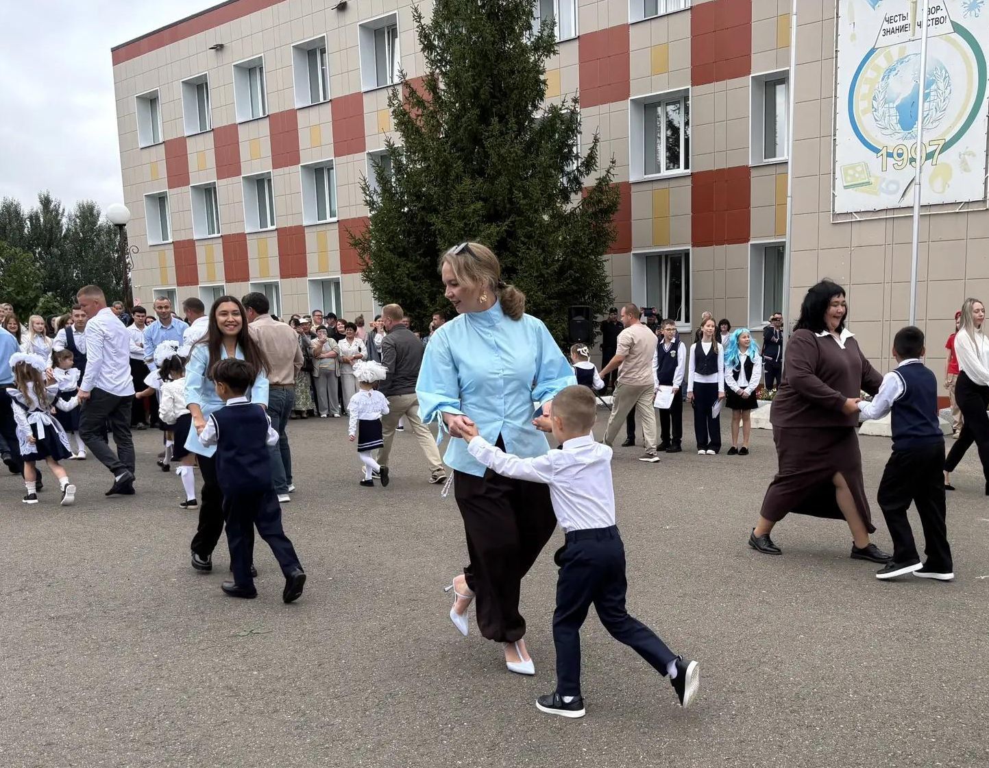 Первый звонок в гимназии: выпускница вернулась в качестве почетного гостя