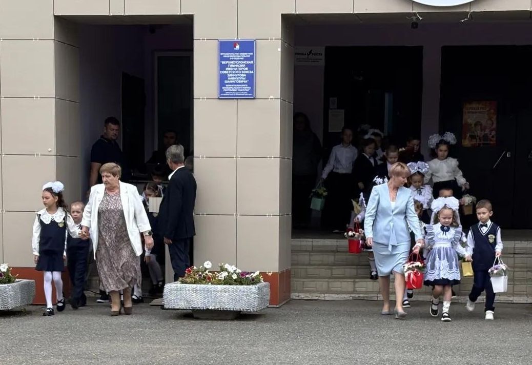 Первый звонок в гимназии: выпускница вернулась в качестве почетного гостя