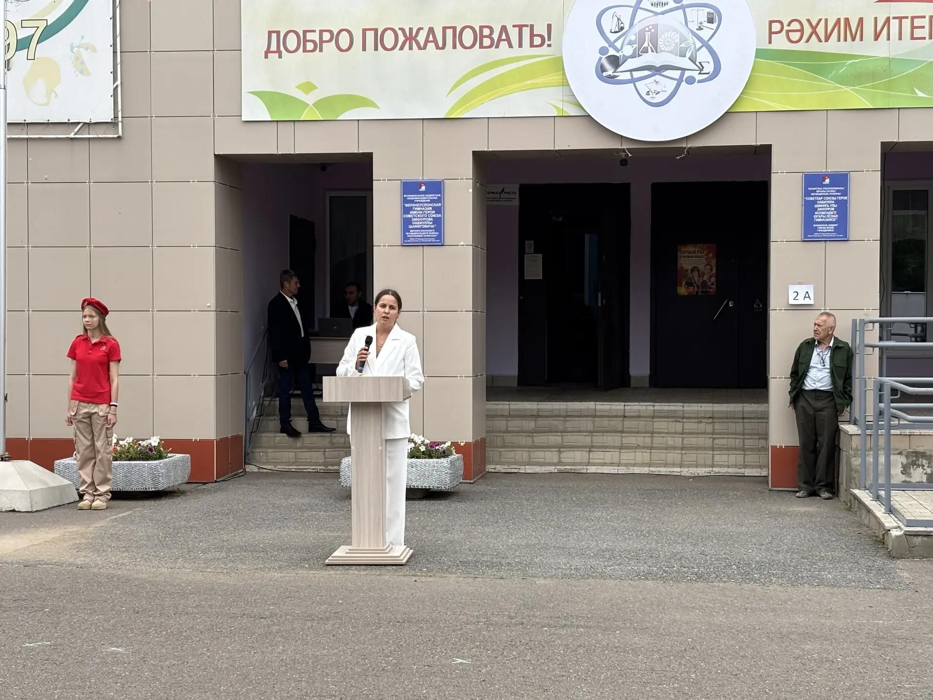 Первый звонок в гимназии: выпускница вернулась в качестве почетного гостя