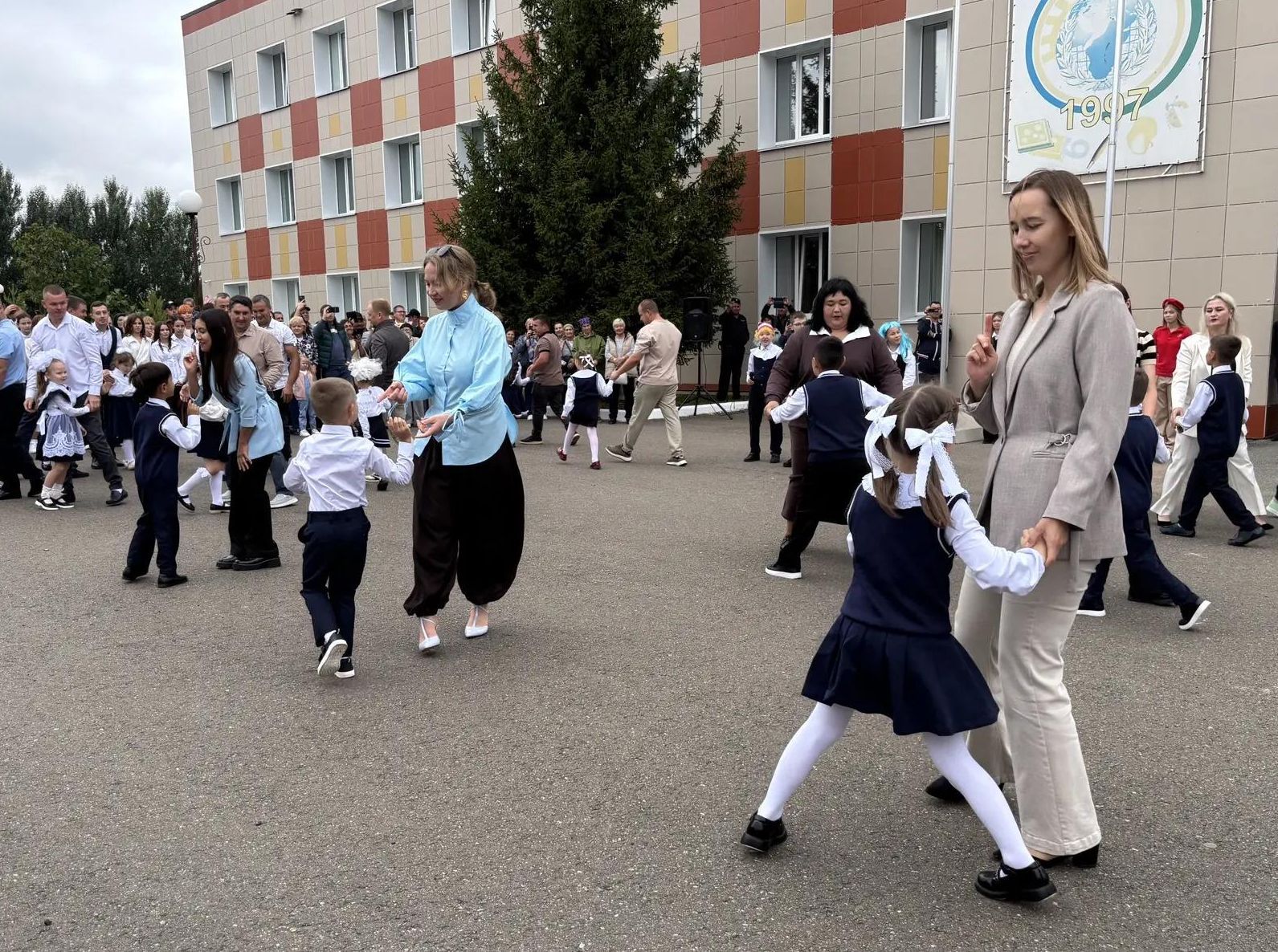 Первый звонок в гимназии: выпускница вернулась в качестве почетного гостя